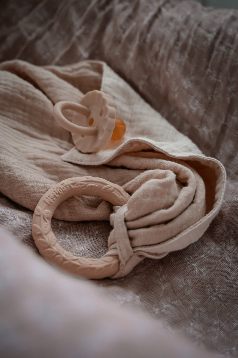 Nusseklud med bidering, creme